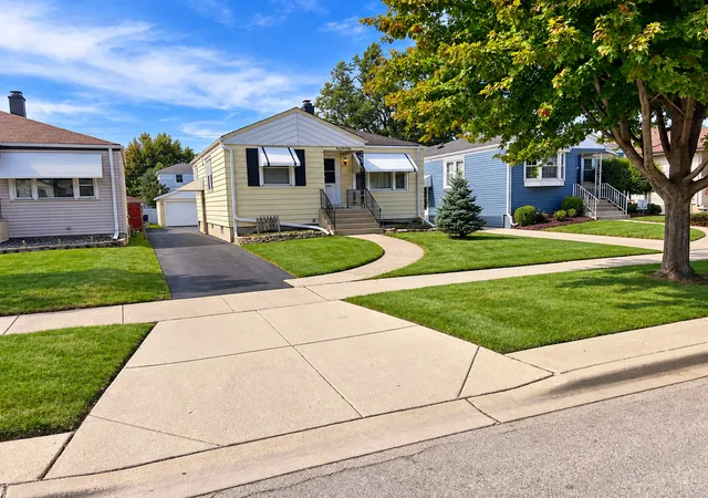 Photo 2 of Single family home for sale at 4508 Wenonah Ave, Forest View, IL 60402 | MLS# 12770464 | Listing updated on 2026-10-06