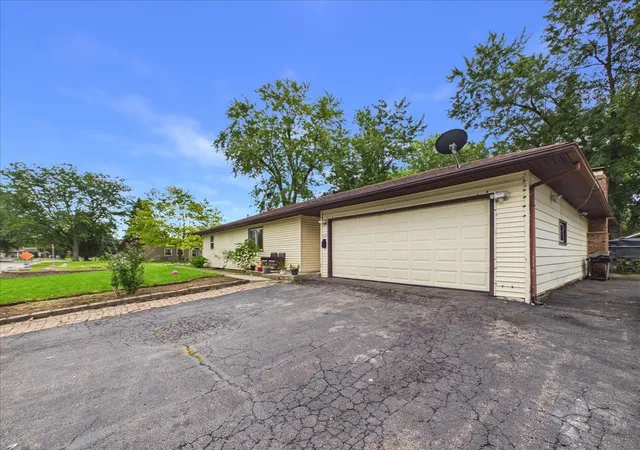 Photo 2 of Single family home for sale at 121 Fairway Rd, Carpentersville, IL 60110 | MLS# 12770469 | Listing updated on 2026-10-02