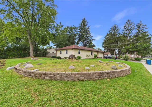 Photo 3 of Single family home for sale at 121 Fairway Rd, Carpentersville, IL 60110 | MLS# 12770469 | Listing updated on 2026-10-02