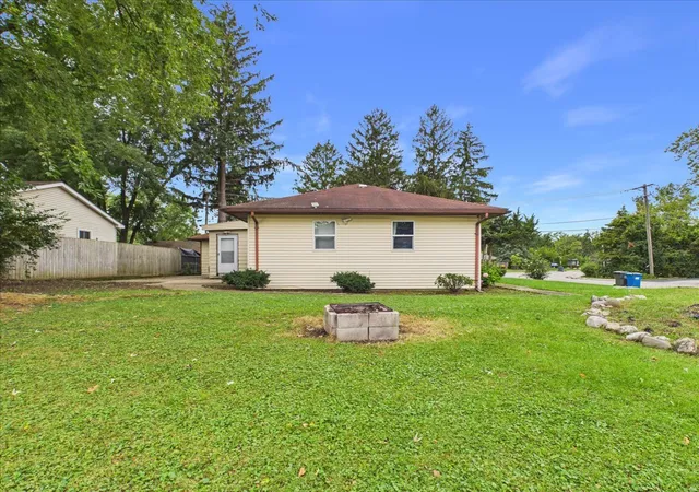 Photo 4 of Single family home for sale at 121 Fairway Rd, Carpentersville, IL 60110 | MLS# 12770469 | Listing updated on 2026-10-02