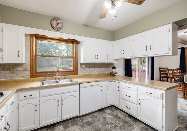 Photo 4 of Single family home for sale at 804 Roosevelt Rd, Woodstock, IL 60098 | MLS# 12770520 | Listing updated on 2026-10-28