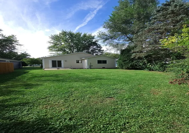 Photo 3 of Single family home for sale at 47 Woodbine Dr, Crystal Lake, IL 60014 | MLS# 12770522 | Listing updated on 2026-10-06