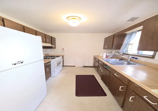 Photo 4 of Single family home for sale at 47 Woodbine Dr, Crystal Lake, IL 60014 | MLS# 12770522 | Listing updated on 2026-10-07