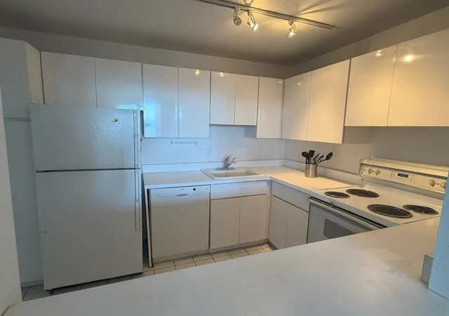Photo 3 of Condo for sale at 1560 N Sandburg Ter #2808J, Chicago, IL 60614 | MLS# 12770548 | Listing updated on 2026-09-28