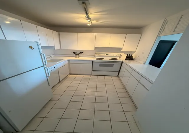 Photo 2 of Condo for sale at 1560 N Sandburg Ter #2808J, Chicago, IL 60614 | MLS# 12770548 | Listing updated on 2026-09-28