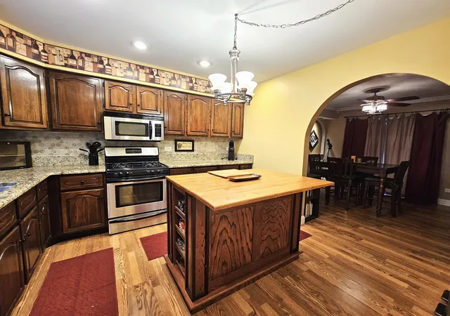 Photo 4 of Townhouse for sale at 262 W Golfview Ter, Palatine, IL 60067 | MLS# 12770553 | Listing updated on 2026-10-04