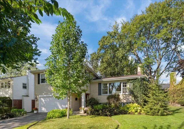 Photo 2 of Single family home for sale at 1340 Hawthorne Ln, Glenview, IL 60025 | MLS# 12770579 | Listing updated on 2026-10-05