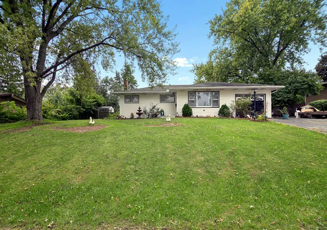 Photo 2 of Single family home for sale at 3858 E Lakeview Dr, Kankakee, IL 60901 | MLS# 12770582 | Listing updated on 2026-10-07
