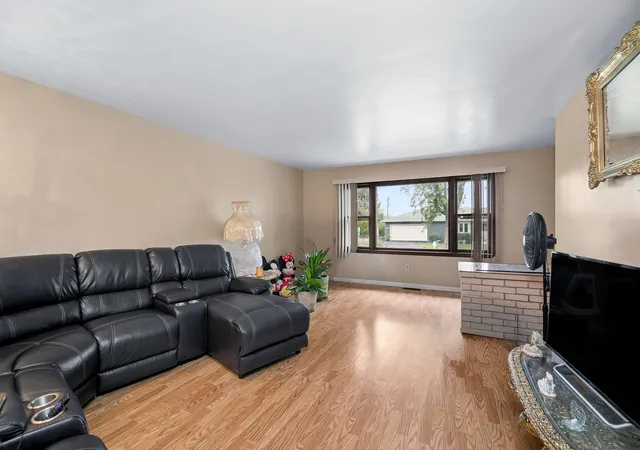 Photo 3 of Single family home for sale at 3858 E Lakeview Dr, Kankakee, IL 60901 | MLS# 12770582 | Listing updated on 2026-10-07