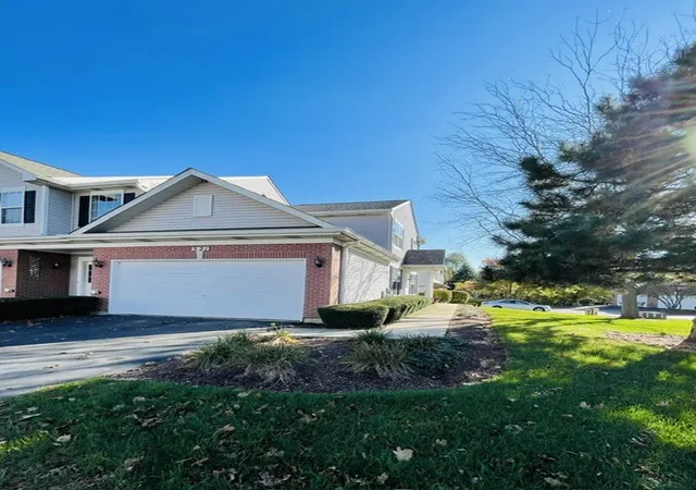 Listing Photo 1 - Condo for sale in building located at 521 N Red Deer Rd, Round Lake, IL 60073 - Unit #521