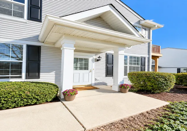 Listing Photo 2 - Condo for sale in building located at 521 N Red Deer Rd, Round Lake, IL 60073 - Unit #521