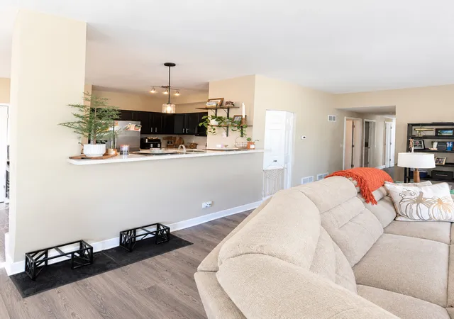 Listing Photo 4 - Condo for sale in building located at 521 N Red Deer Rd, Round Lake, IL 60073 - Unit #521