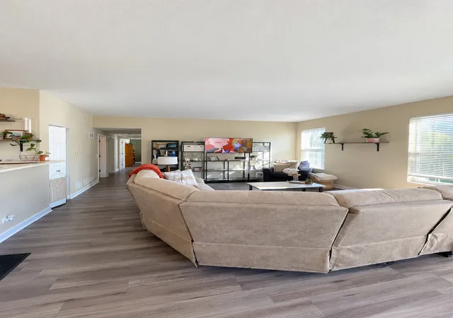 Listing Photo 5 - Condo for sale in building located at 521 N Red Deer Rd, Round Lake, IL 60073 - Unit #521
