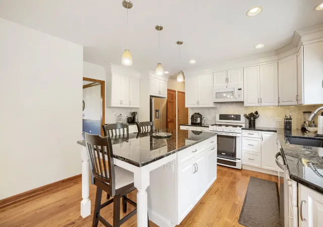Photo 2 of Single family home for sale at 914 Willow Crk Rd, West Chicago, IL 60185 | MLS# 12770590 | Listing updated on 2026-10-05