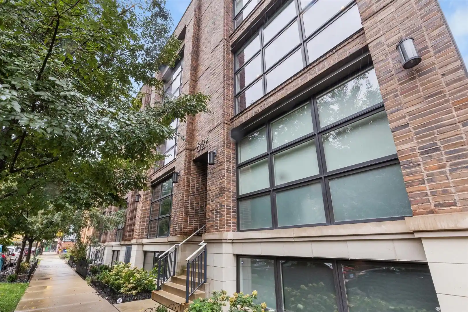 Listing Photo 2 - Condo for sale in 826 N Marshfield Ave located at 826 N Marshfield Ave, Chicago, IL 60622 - Unit #3S