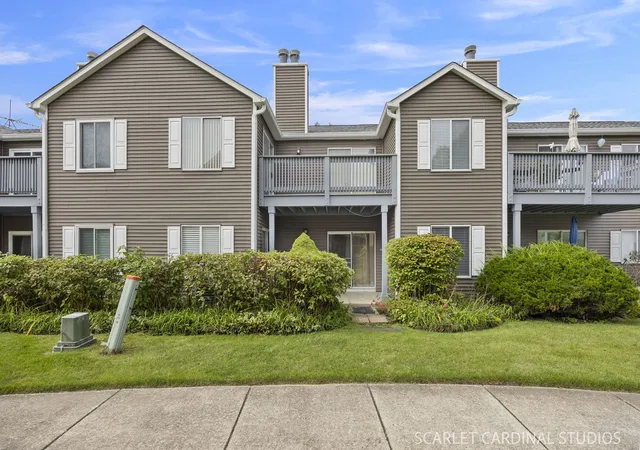 Listing Photo 2 - Condo for sale in building located at 2260 Petworth Ct, Naperville, IL 60565 - Unit #202D