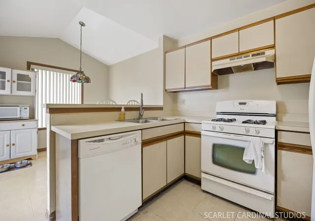 Listing Photo 3 - Condo for sale in building located at 2260 Petworth Ct, Naperville, IL 60565 - Unit #202D