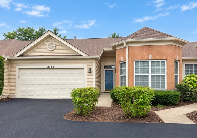 Townhouse for sale at 2132 Carillon Dr, Grayslake, IL 60030 | MLS# 12770621