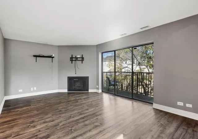 Listing Photo 4 - Condo for sale in building located at 463 Elm St, Deerfield, IL 60015 - Unit #1H