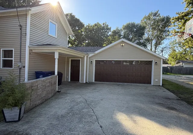 Photo 3 of Single family home for sale at 633 S Main St, Sheffield, IL 61361 | MLS# 12770661 | Listing updated on 2026-10-09