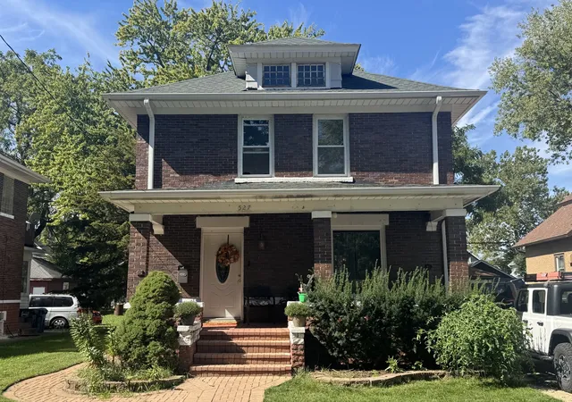 Photo 2 of Single family home for sale at 527 Watson St, Aurora, IL 60505 | MLS# 12770695 | Listing updated on 2026-10-01