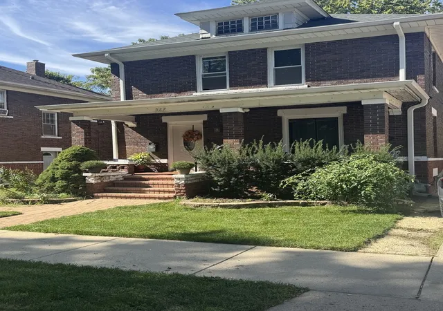 Photo 3 of Single family home for sale at 527 Watson St, Aurora, IL 60505 | MLS# 12770695 | Listing updated on 2026-10-01