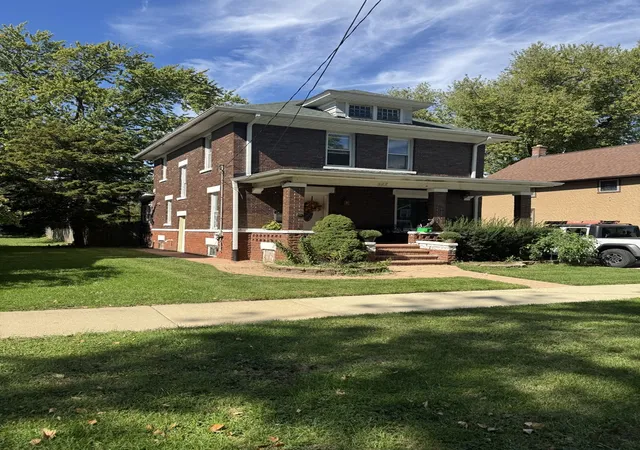 Photo 3 of Single family home for sale at 527 Watson St, Aurora, IL 60505 | MLS# 12770695 | Listing updated on 2026-10-01