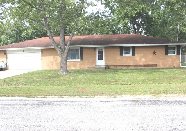 Photo 1 of Sale Pending at 3 Wacker Dr, Altamont, IL 62411 | MLS# 12770703 | Listing updated on 2026-10-16