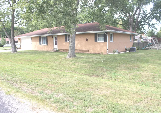 Photo 3 of Sale Pending at 3 Wacker Dr, Altamont, IL 62411 | MLS# 12770703 | Listing updated on 2026-10-16