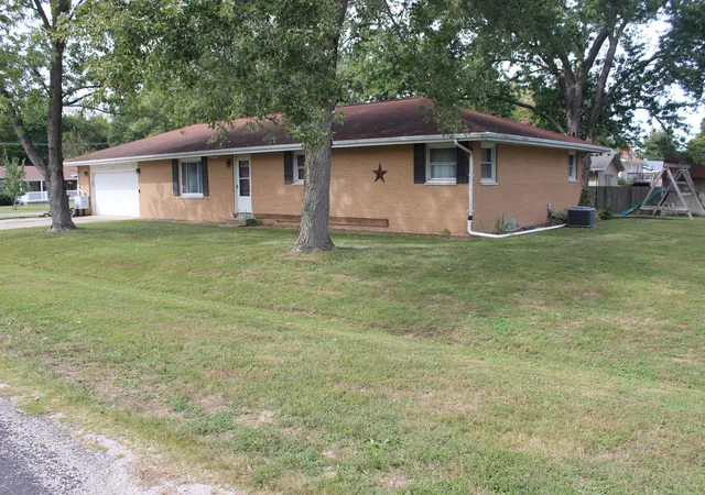 Photo 3 of Sale Pending at 3 Wacker Dr, Altamont, IL 62411 | MLS# 12770703 | Listing updated on 2026-10-16