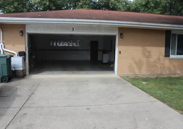 Photo 4 of Sale Pending at 3 Wacker Dr, Altamont, IL 62411 | MLS# 12770703 | Listing updated on 2026-10-16