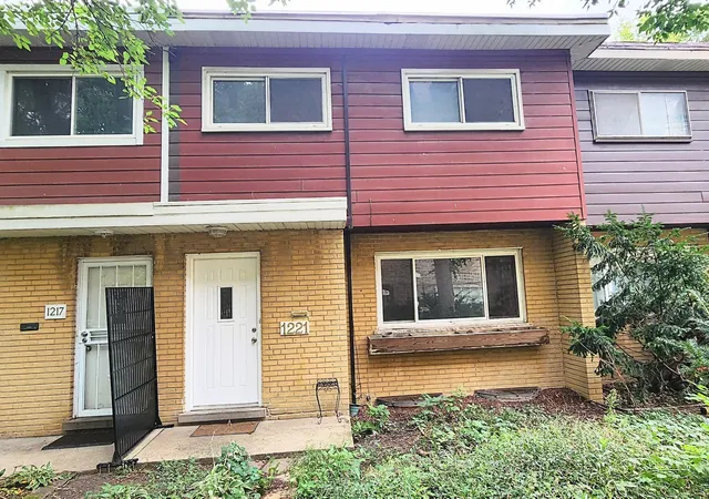 Townhouse for sale at 1221 Mulford St, Evanston, IL 60202 | MLS# 12770726