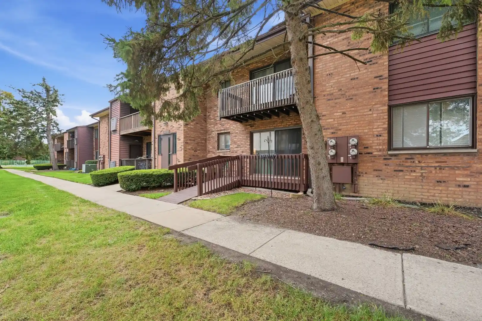 Listing Photo 2 - Condo for sale in 18001 Oak Park Ave located at 18001 Oak Park Ave, Tinley Park, IL 60477 - Unit 18001 Oak Park Ave