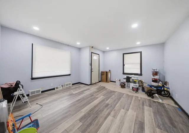 Photo 3 of Single family home for sale at 924 Glenwood Dyer Rd E, Glenwood, IL 60425 | MLS# 12770763 | Listing updated on 2026-10-07