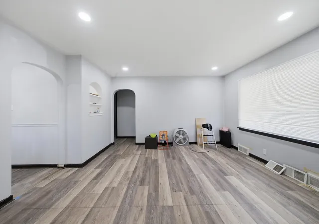 Photo 3 of Single family home for sale at 924 Glenwood Dyer Rd E, Glenwood, IL 60425 | MLS# 12770763 | Listing updated on 2026-10-07