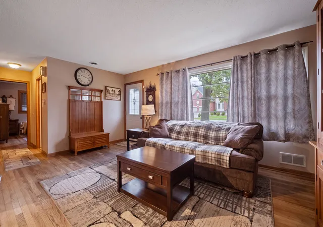 Photo 3 of Single family home for sale at 8611 Leclaire Ave, Burbank, IL 60459 | MLS# 12770764 | Listing updated on 2026-10-03