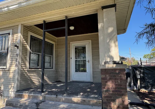 Photo 2 of Single family home for sale at 918 W Locust St, Davenport, IA 52804 | MLS# 12770772 | Listing updated on 2026-10-04
