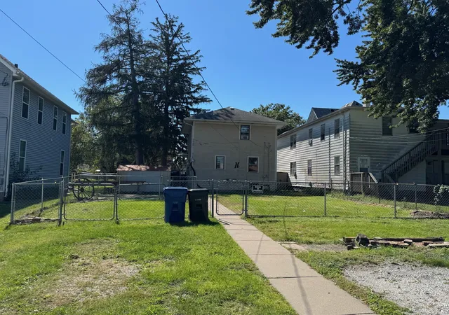 Photo 3 of Single family home for sale at 918 W Locust St, Davenport, IA 52804 | MLS# 12770772 | Listing updated on 2026-10-04