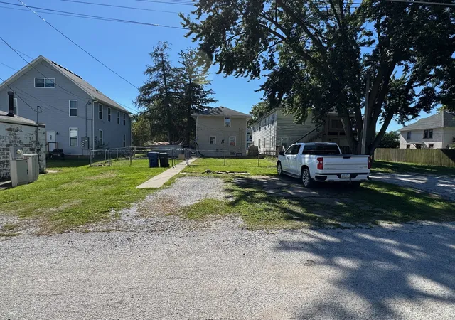Photo 4 of Single family home for sale at 918 W Locust St, Davenport, IA 52804 | MLS# 12770772 | Listing updated on 2026-10-04