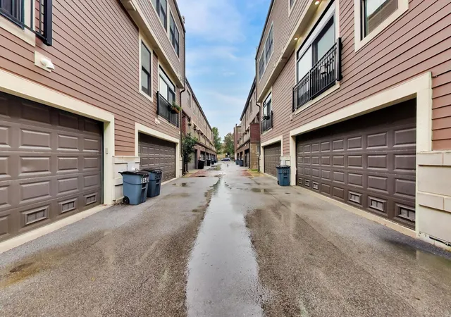 Photo 46 of Townhouse for sale at 3022 W Newport Ave, Chicago, IL 60618 | MLS# 12770792 | Listing updated on 2026-10-07
