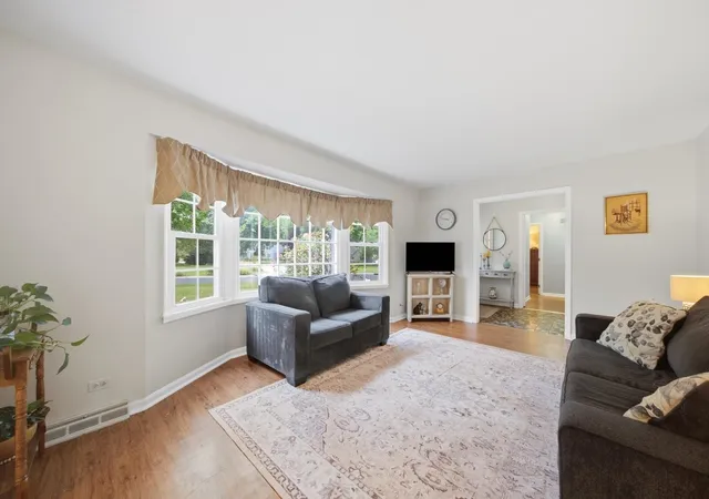 Photo 4 of Single family home for sale at 1114 Lexington Ln, Batavia, IL 60510 | MLS# 12770801 | Listing updated on 2026-10-07