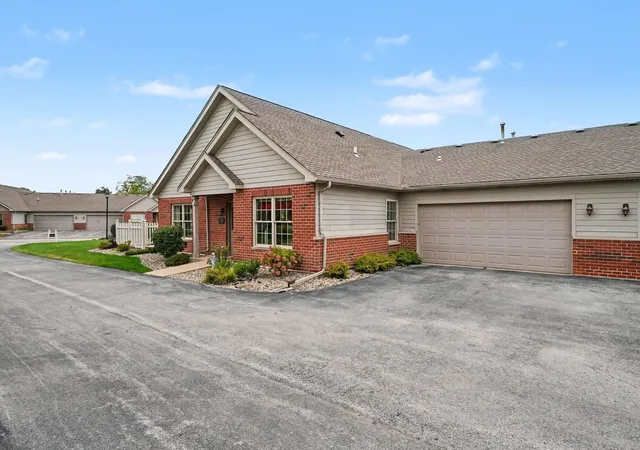 Photo 2 of Townhouse for sale at 18611 Villa Ct, Lansing, IL 60438 | MLS# 12770817 | Listing updated on 2026-09-29