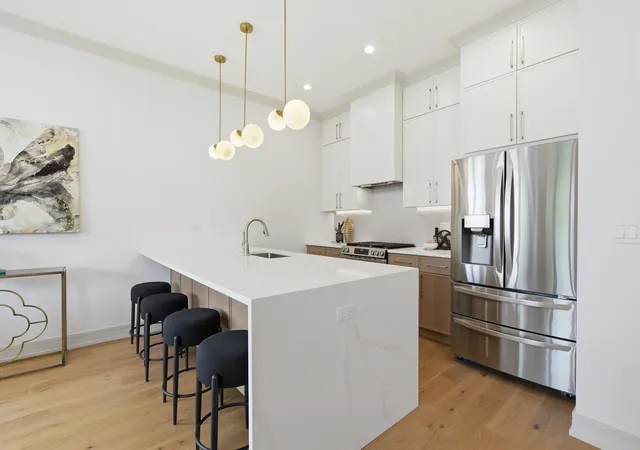 Photo 4 of Condo for sale at 6414 N Francisco Ave #1R, Chicago, IL 60645 | MLS# 12770833 | Listing updated on 2026-09-28