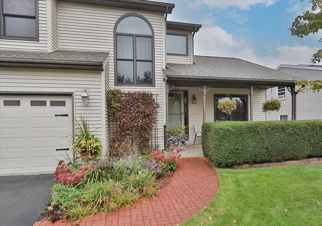 Photo 2 of Single family home for sale at 10616 Carl St, Huntley, IL 60142 | MLS# 12770848 | Listing updated on 2026-10-07