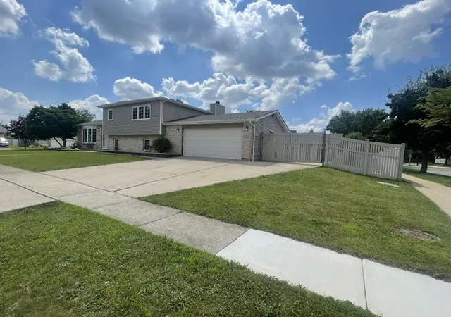 Photo 3 of Single family home for sale at 793 Six Pines Dr, Romeoville, IL 60446 | MLS# 12770890 | Listing updated on 2026-10-06