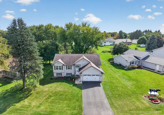 Photo 3 of Single family home for sale at 16 King Henry Rd, Poplar Grove, IL 61065 | MLS# 12770893 | Listing updated on 2026-10-04