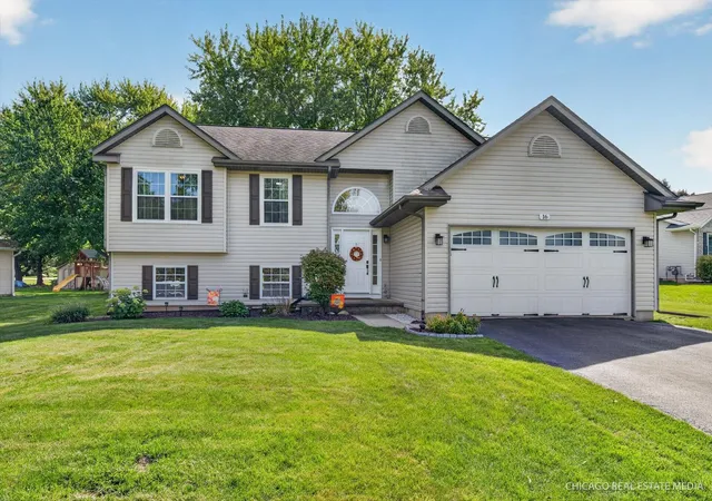 Photo 4 of Single family home for sale at 16 King Henry Rd, Poplar Grove, IL 61065 | MLS# 12770893 | Listing updated on 2026-10-04