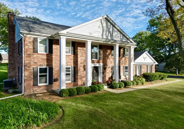 Photo 3 of Single family home for sale at 1042 Terre Dr, Libertyville, IL 60048 | MLS# 12770902 | Listing updated on 2026-10-28