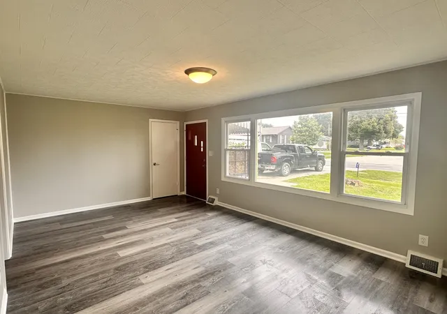 Photo 3 of Single family home for sale at 206 Fuller Ave, Streator, IL 61364 | MLS# 12770920 | Listing updated on 2026-10-04