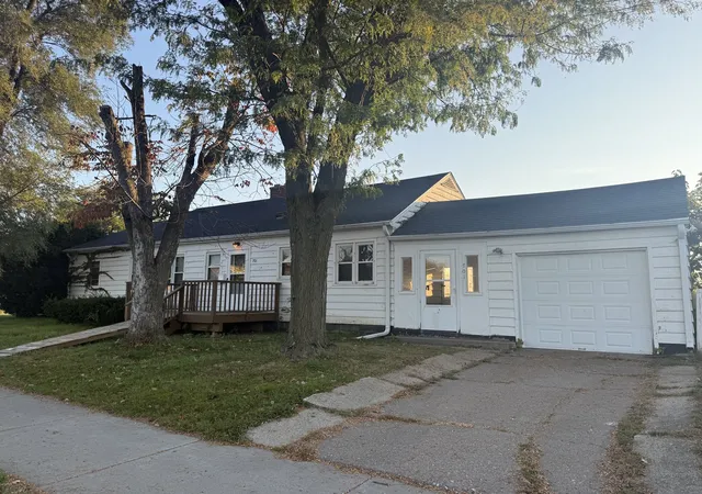 Photo 1 of Single family home for sale at 701 S 9th Street, Clinton, IA 52732 | MLS# 12770927 | Listing updated on 2026-10-28